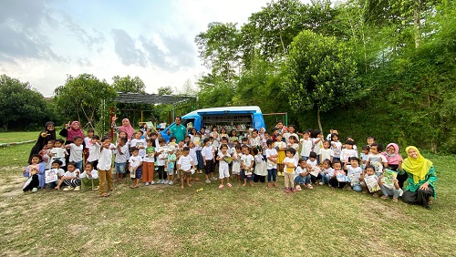 Acara peluncuran buku karya anak TBM Cendekia sekaligus peringatan  hari Buku Nasional 2024, Jumat (17/05/2024) di halaman sekolah literasi TK Rumahku Tumbuh Jomblang, Sendangadi, Mlati, Sleman. Foto: Fefin Dwi S