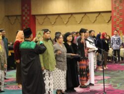 Berbusana Adat Jawa, 51 Orang Panwascam Untuk Pilkada Sleman 2024 Resmi Dilantik