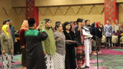 Berbusana Adat Jawa, 51 Orang Panwascam Untuk Pilkada Sleman 2024 Resmi Dilantik