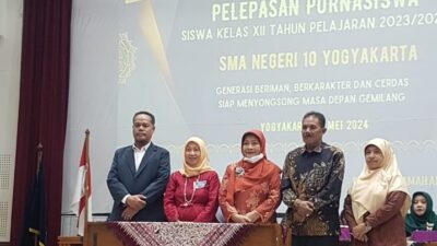 Kepala Sekolah SMA Negeri 1o Yogyakarta didampingi Komite Sekolah dan tamu undangan saat acara Pelepasan Siswa. Foto: Faisal.