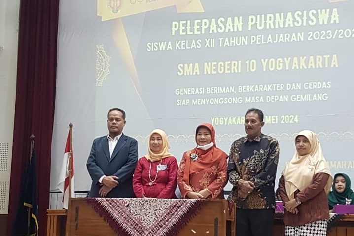 Kepala Sekolah SMA Negeri 1o Yogyakarta didampingi Komite Sekolah dan tamu undangan saat acara Pelepasan Siswa. Foto: Faisal.