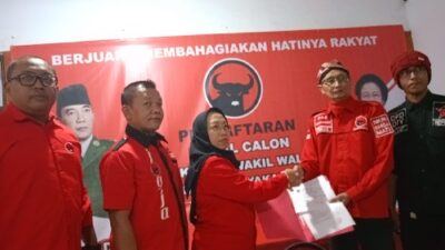 Fokki saat mengembalikan berkas pendaftaran Balon Wakil Wali Kota Yogyakarta di kantor DPC PDI Perjuangan Kota Yogyakarta. Foto: ist