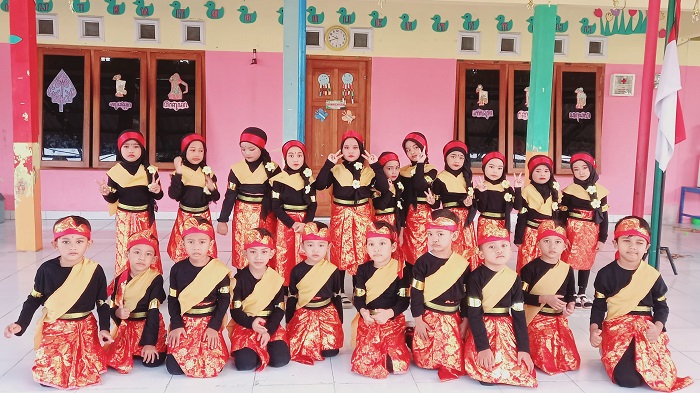 Tim Angklung RA Ar Rafif PAUD IT ADAR Tirtomartani Kalasan Sleman berhasil meraih juara 1 Lomba Angklung Tingkat DIY.