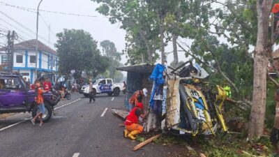 Truk terguling di Jl. Nagung-Brosot, Panjatan pada Sabtu (25/5/2024). Foto: Ist/Polres Kulon Progo