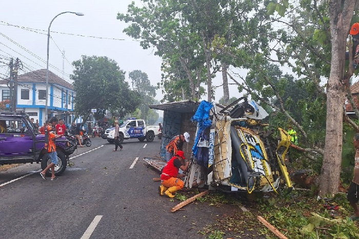Truk terguling di Jl. Nagung-Brosot, Panjatan pada Sabtu (25/5/2024). Foto: Ist/Polres Kulon Progo