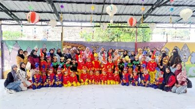 Tim Drumband RA Ar Rafif PAUD IT Adar bersama orang tua dan guru seusai tampil dalam lomba Marching Band Tingkat DIY dan meraih Juara 1. Foto: doc.PAUD IT ADAR.