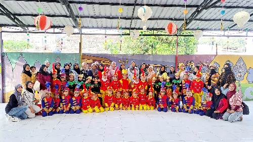 Tim Drumband RA Ar Rafif PAUD IT Adar bersama orang tua dan guru seusai tampil dalam lomba Marching Band Tingkat DIY dan meraih Juara 1. Foto: doc.PAUD IT ADAR.