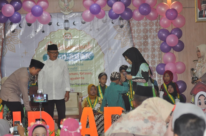 PAUD IT ADAR yang terdiri dari RA Ar Rafif, Day Care dan KB Abdi Desa, Ngajeg, Tirtomartani, Kalasan Sleman menggelar Akhirussanah,  Sabtu (08/06/2024) di Aula Balai PMD/Pemdes Kemendagri, Kalasan. Foto: Fefin.