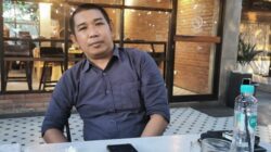 Salah satu Kuasa Hukum PPAMCR dari PBH Protas, Noval Satriawan, SH menyampaikan klarifikasi atas tidak hadirnya dalam audiensi dengan Pemkab Sleman. Foto: Ist