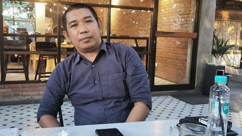 Salah satu Kuasa Hukum PPAMCR dari PBH Protas, Noval Satriawan, SH menyampaikan klarifikasi atas tidak hadirnya dalam audiensi dengan Pemkab Sleman. Foto: Ist