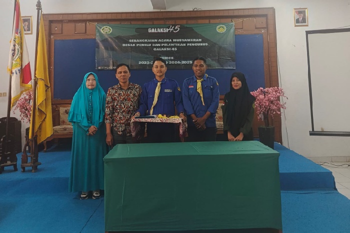 Ketum dan jajaran pengurus baru Galaksi 45 bersama senior dan Pembina galaksi 45 Rr. Putri Ana Nurani, S.S., M.M., C.Ed., C. Med. Foto: ist