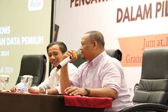 Jafarudin, pemimpin redaksi beritajogja.com (kiri) saat hadir menjadi pembicara dalam Rakernis Pengawasan pemutakhiran data pemilih Pilkada Sleman 2024 yang diselenggarakan Bawaslu Sleman. Foto: Ist
