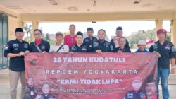 DPC Repdem Kota Yogyakarta menggelar acara Peringatan Kudatuli dengan berziarah ke makam pahlawan partai.