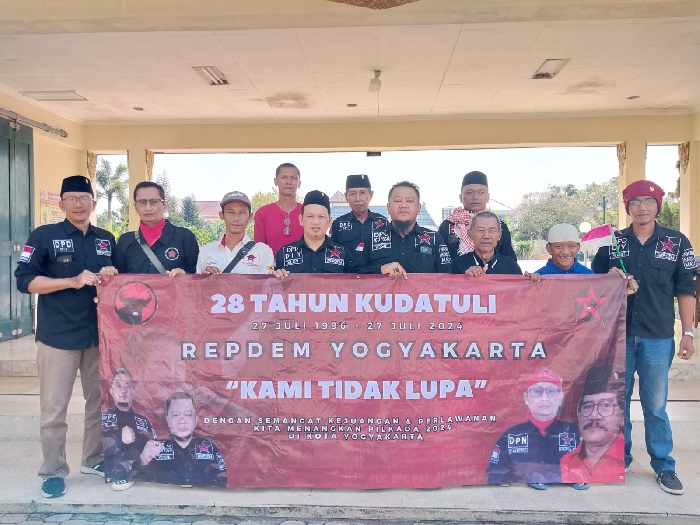 DPC Repdem Kota Yogyakarta menggelar acara Peringatan Kudatuli dengan berziarah ke makam pahlawan partai.
