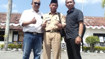 Lurah Kulwaru (tengah) diapit Tim PBH Protas, Noval Satriawan, SH (Kanan) dan Prabowo, SH (kiri). Foto: Ist