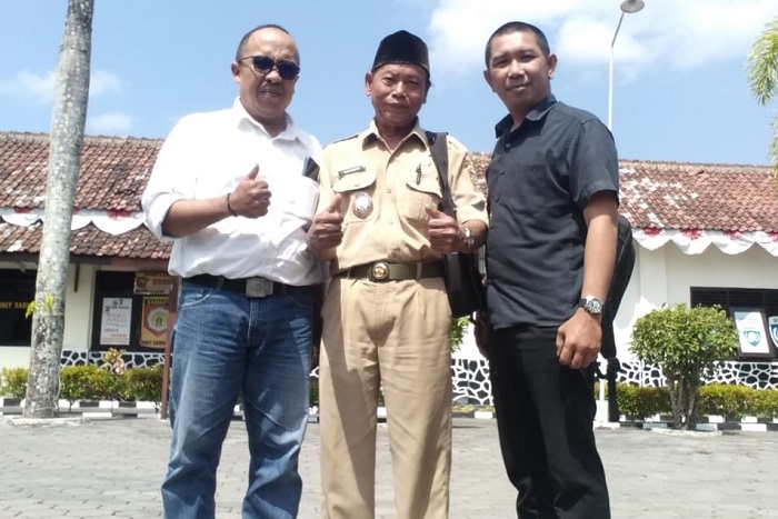 Lurah Kulwaru (tengah) diapit Tim PBH Protas, Noval Satriawan, SH (Kanan) dan Prabowo, SH (kiri). Foto: Ist