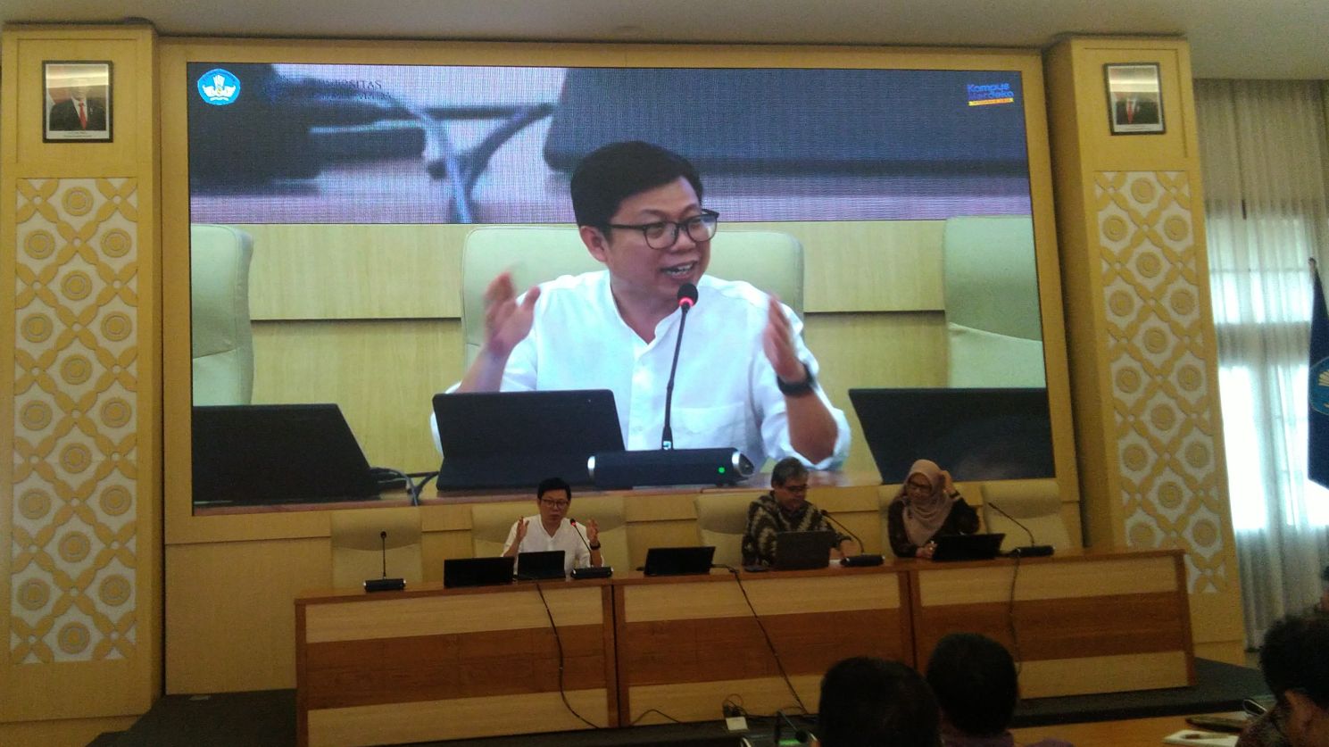 Direktorat Pengabdian Kepada Masyarakat UGM bersama lembaga kajian independen Sustainitiate meluncurkan buku "Menuju Indonesia Emas: Berkeadilan, Bermartabat, Berkelanjutan dan Berketahanan Iklim.Peluncuran buku tersebut selain memperingati hari kemerdekaan Republik Indonesia ke-79 juga sebagai rangkaian Dies Natalis ke-75 Universitas Gadjah Mada (FULL)