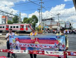 KAI Commuter mencatat terdapat 427 perlintasan yang ada di sekitar Jabodetabek, dan sebanyak 146 perlintasan di antaranya merupakan perlintasan tidak resmi. Sementara itu juga tercatat sebanyak 69 flyover dan bypass yang telah dibangun untuk menjaga keselamatan perjalanan kereta dan lalu lintas jalan raya.