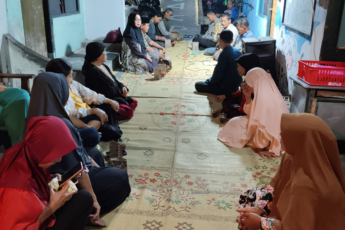 Pembimbing Kemasyarakatan (PK) Madya Bapas Kelas I Yogyakarta Sri Akhadiyanti dan PK Madya Armunanta Dwi Handoko melaksanakan kegiatan sosialisasi hak bersyarat bagi warga binaan pemasyarakatan di Kampung Serangan. Foto: Ist