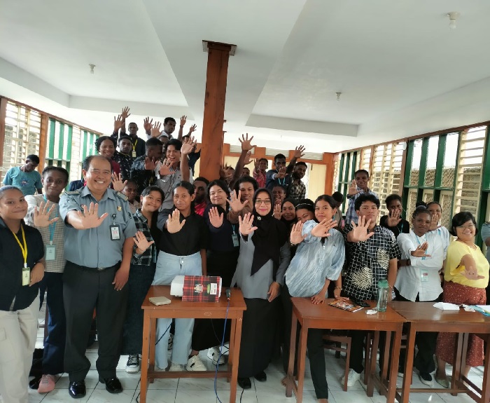 PK Ahli Madya Bapas Jogja Sri Akhadiyanti dan Armunanta Dwihandaka saat hadir sebagai narasumber dalam rangka kegiatan matrikulasi bagi mahasiswa Papua yang tengah menempuh pendidikan pada Fakultas Keguruan dan Ilmu Pendidikan Universitas Sanata Dharma, Yogyakarta. Foto: Ist