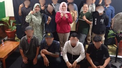 Para Klien Bapas Jogja mengikuti bimbingan kemandirian pelatihan pembuatan cincicn kawat tembaga dipandu komunitas kertas. Foto: Ist