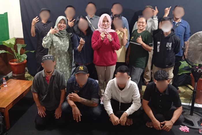 Para Klien Bapas Jogja mengikuti bimbingan kemandirian pelatihan pembuatan cincicn kawat tembaga dipandu komunitas kertas. Foto: Ist