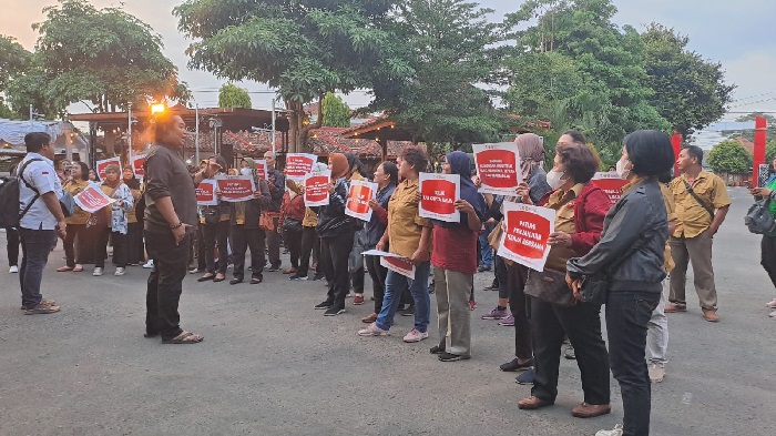 Serikat Pekerja Tarumartani aksi menuntut pemberlakuan batas masa pensiun 6o Tahun di depan kantor Perusahaan. Foto: Ist/FSP NIBA.