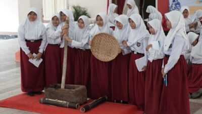 Pelajar di Purbalingga antusias menyaksikan koleksi alat pertanian langka dalam program Museum Keliling 2024, yang diselenggarakan Museum Prof. Dr. R. Soegarda Poerbakawatja Purbalingga. Foto: Ist