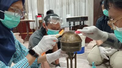 Petugas Museum Soegarda Lakukan Fumigasi dan Konservasi Untuk Merawat Kualitas Koleksi. Foto: Ist