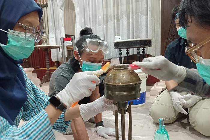 Petugas Museum Soegarda Lakukan Fumigasi dan Konservasi Untuk Merawat Kualitas Koleksi. Foto: Ist