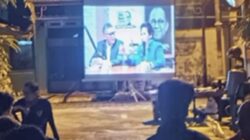 Warga Kampung Pengok Nobar Wawancara Eksklusif Sekjen PDI Perjuangan, Hasto Kristianto dan Connie di Channel YT Akbar Faisal. Foto: Fais