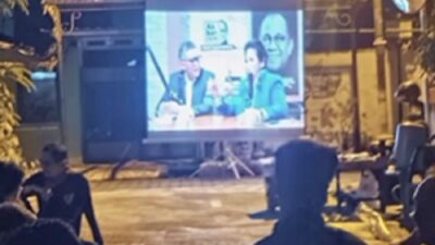 Warga Kampung Pengok Nobar Wawancara Eksklusif Sekjen PDI Perjuangan, Hasto Kristianto dan Connie di Channel YT Akbar Faisal. Foto: Fais