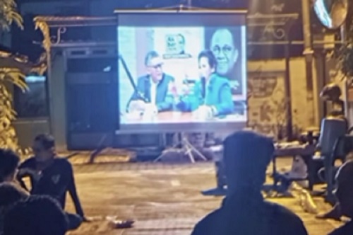Warga Kampung Pengok Nobar Wawancara Eksklusif Sekjen PDI Perjuangan, Hasto Kristianto dan Connie di Channel YT Akbar Faisal. Foto: Fais