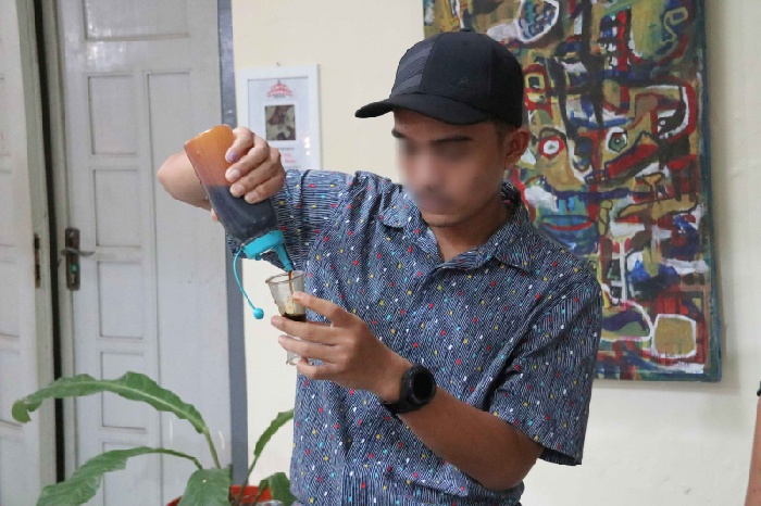 Salah seorang klien pemasyarakatan Bapas Jogja peserta pelatihan barista kopi kekinian tampak srius meracik kopi. Foto: Ist