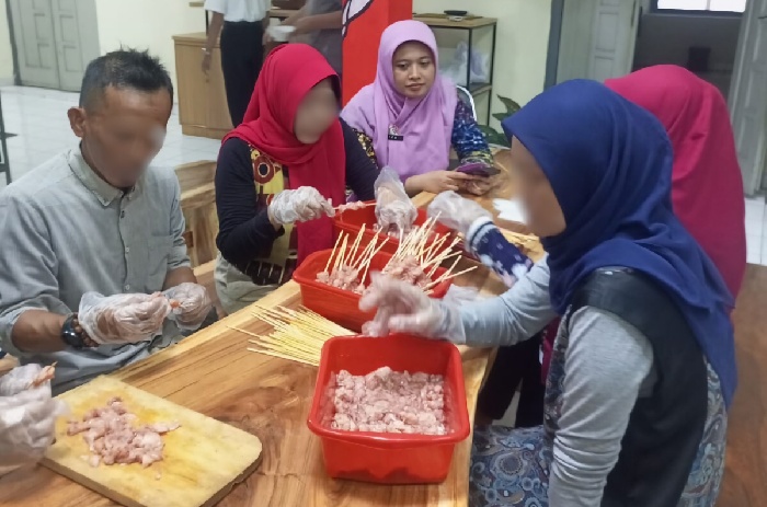 Klien Pemasyarakatan Bapas Kelas 1 Yogyakarta antusias mengikuti pelatihan memaaak sate merah nersama Chef Erson. Foto: Doc. HUMAS Bapas Jogja