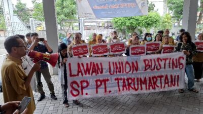 Pekerja PT Tarumartani 1918 yang di-PHK mengadu ke Disnakertrans DIY. Diduga BUMD Milik Pemda DIY ini lakukan praktik Union Busting. Foto: Ist