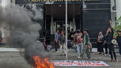 Aliansi Mahasiswa UIN Sunan Kalijaga menggelar aksi mengecam dugaan intervensi Rektorat di Pemilwa. Foto: Ist