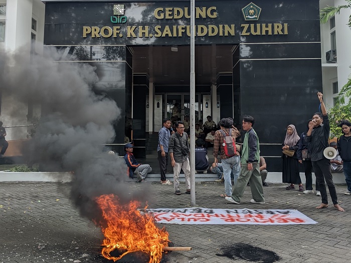 Aliansi Mahasiswa UIN Sunan Kalijaga menggelar aksi mengecam dugaan intervensi Rektorat di Pemilwa. Foto: Ist