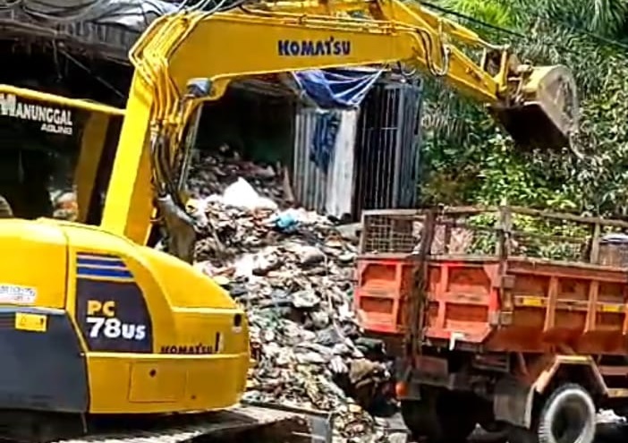 Warga Rejowinangun, Kotagede, Yogyakarta patungan menyewa eskvator bersihkan sampah di Depo Bonbin yang meresahkan. Foto: ist
