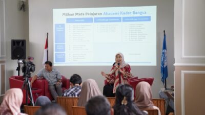 Direktur Yayasan Sunni Global Darussalam, Aini Husna, M.Pd saat memaparkan profil Global Darussalam Academy (GDA) sebagai SMA Unggulan Program Sekolah Garuda Presiden Prabowo yang Pertama di Indonesia dengan Kurikulum IB Berbasis Keislaman. Foto: Istimewa