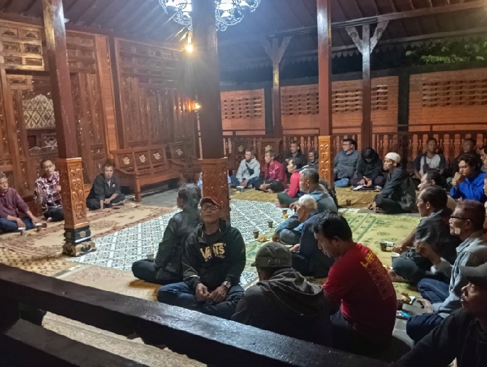 Rapat Forum Komunikasi Rakyat Penggerobak Sampah se-Kota Yogyakarta (Forkom RPSY), pada Senin (27/01/2025), di Balai Marhaen yang didirikan Anyonius Fokki Ardiyanto. FOTO: Ist
