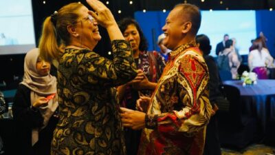 Dirut Taru Martani berbibncang akrab dengan Dubes Cuba saat peringatan 65 tahun hubungan diplomatik Cuba-Indonesia. Foto: ist