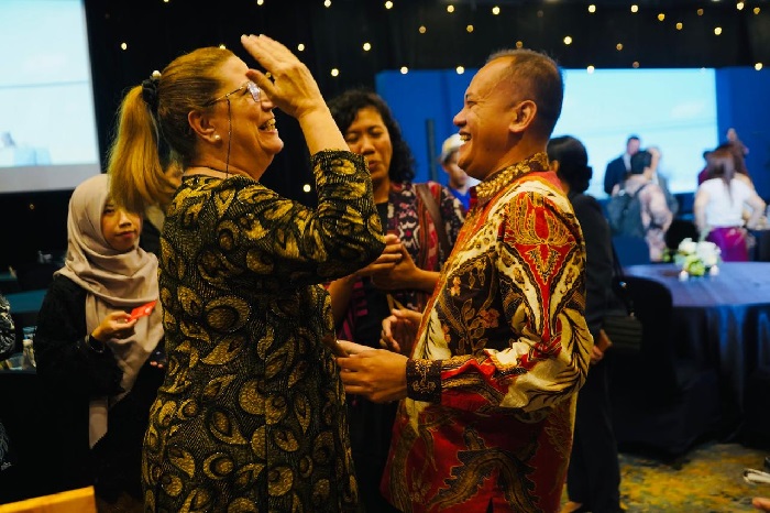 Dirut Taru Martani berbibncang akrab dengan Dubes Cuba saat peringatan 65 tahun hubungan diplomatik Cuba-Indonesia. Foto: ist