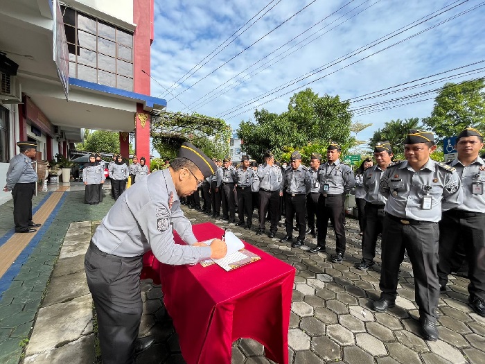 Penandatanganan pakta integritas dan perjanjian kerja tahun 2025 dilaksanakan Bapas Jogja pada apel pagi (21/01/2025). Foto: Humas Bapas Jogja.