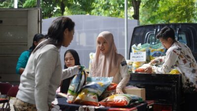 Warga antusias membeli beras murah dari Taru Martani saat acara Bazar murah di Disperindag DIY. Foto: Ist