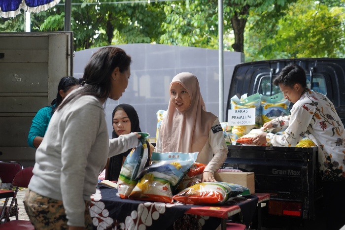 Warga antusias membeli beras murah dari Taru Martani saat acara Bazar murah di Disperindag DIY. Foto: Ist