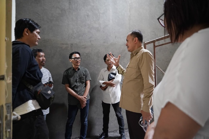 Dirut PT Taru Martani, Widayat Joko Priyanto, Saat menunjukan lokasi pembangunan Resto & Jogja Longue di Kawasan Warisan Budaya Taru Martani. Foto: Ist