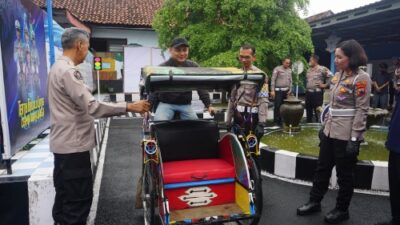 Kapolres Purbalingga memberikan bantuan satu unit becak kepada pengayuh becak korban balap liar. Foto Ist.