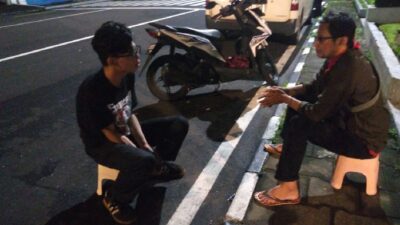 Ketua KBM Jogja, Foki Ardiyanto saat bersama penggiat Coffe Street Kotabaru yang dilarang Satpol PP Kota Jogja. Foto: ist