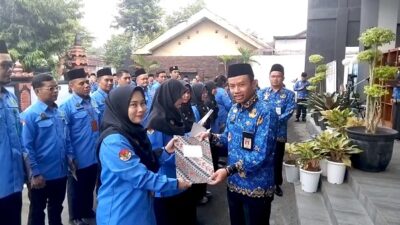 Plt. Kasubbag TU Sudiono menyerahkan SK kepada salah satu anggota Tim Kreatif Kankemenag Puurbalingga. Foto:Tar